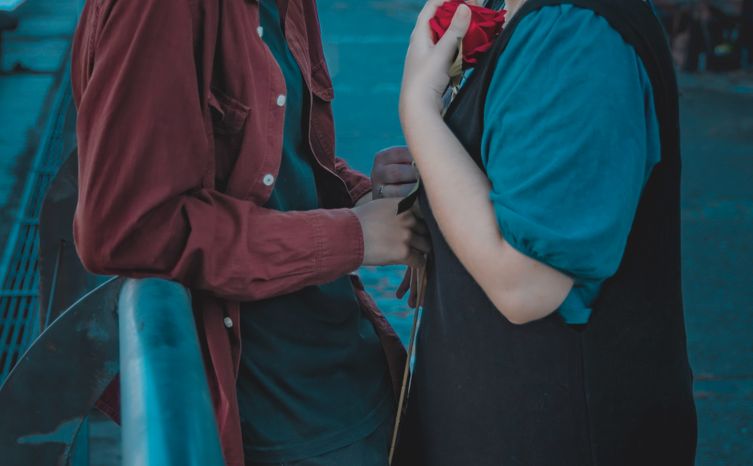 Online dating: starting a conversation on a niche platform