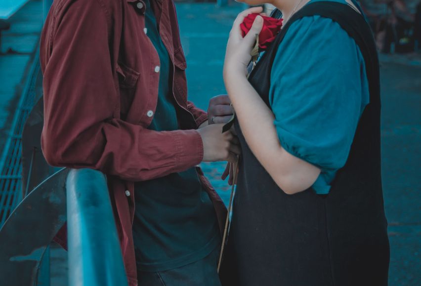 Online dating: starting a conversation on a niche platform