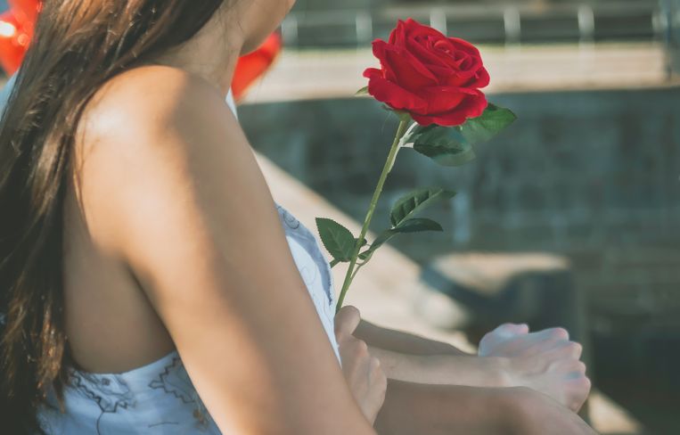 Online dating: starting a conversation on a niche platform