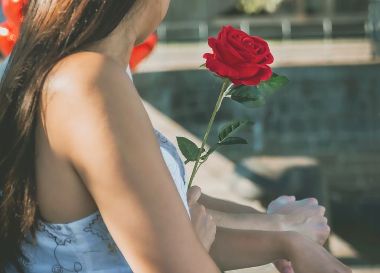 Online dating: starting a conversation on a niche platform