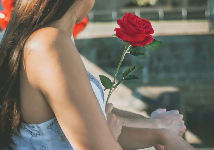 Online dating: starting a conversation on a niche platform