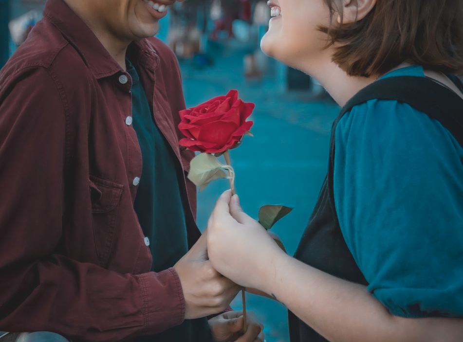 Online dating: starting a conversation on a niche platform