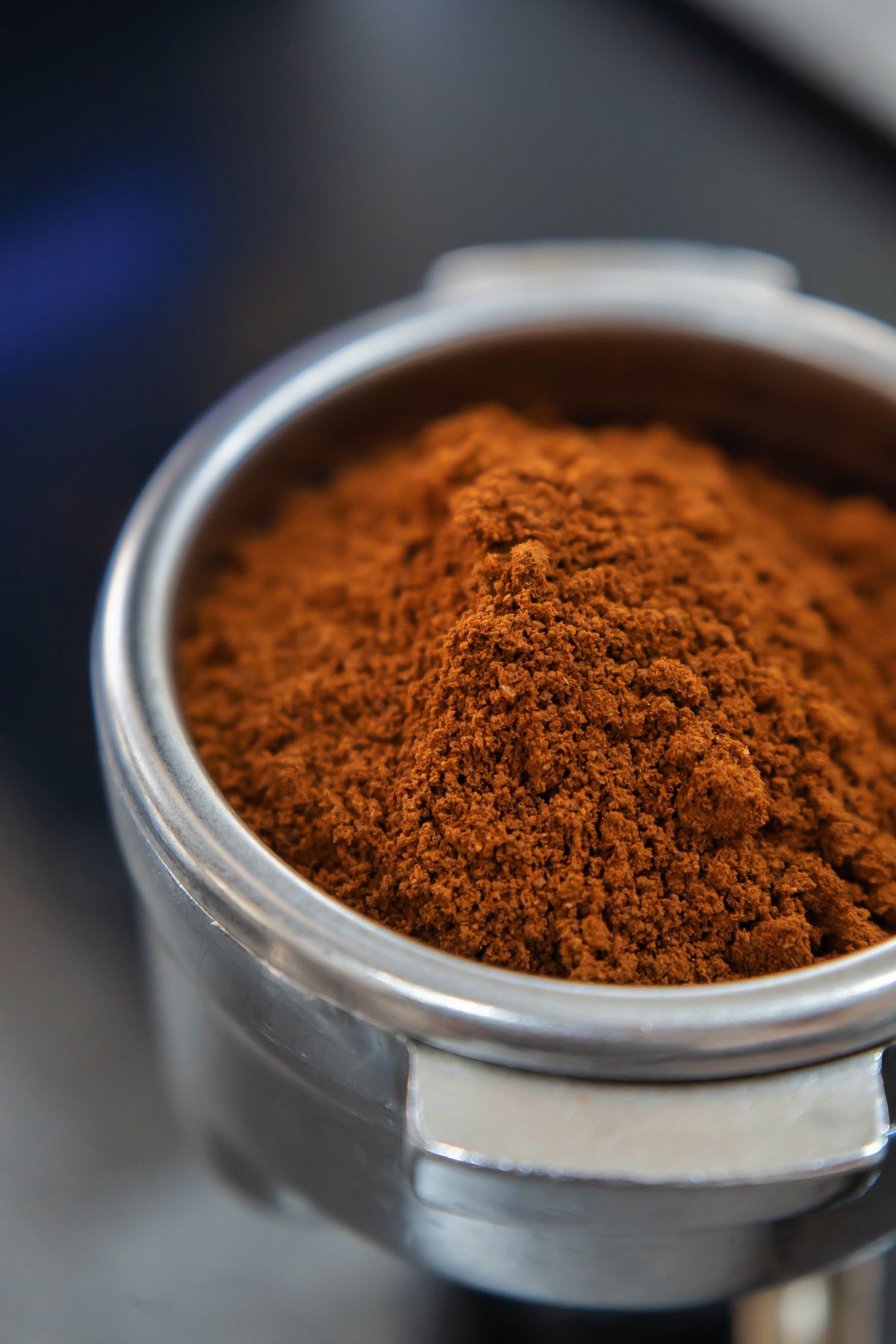 Cafea măcinată fin, cu textură de pudră, gata pentru extracție