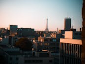 巴黎的城市景观以埃菲尔铁塔和日落时分的现代建筑为特色