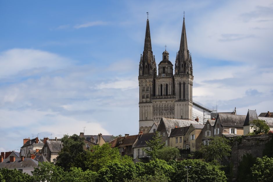 Les flèches majestueuses de la cathédrale d'Angers sous un ciel vibrant dans les Pays de la Loire, France.
