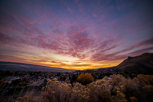 华盛顿州韦纳奇的日落景色壮丽，凸显了天空的活力与地形的崎岖