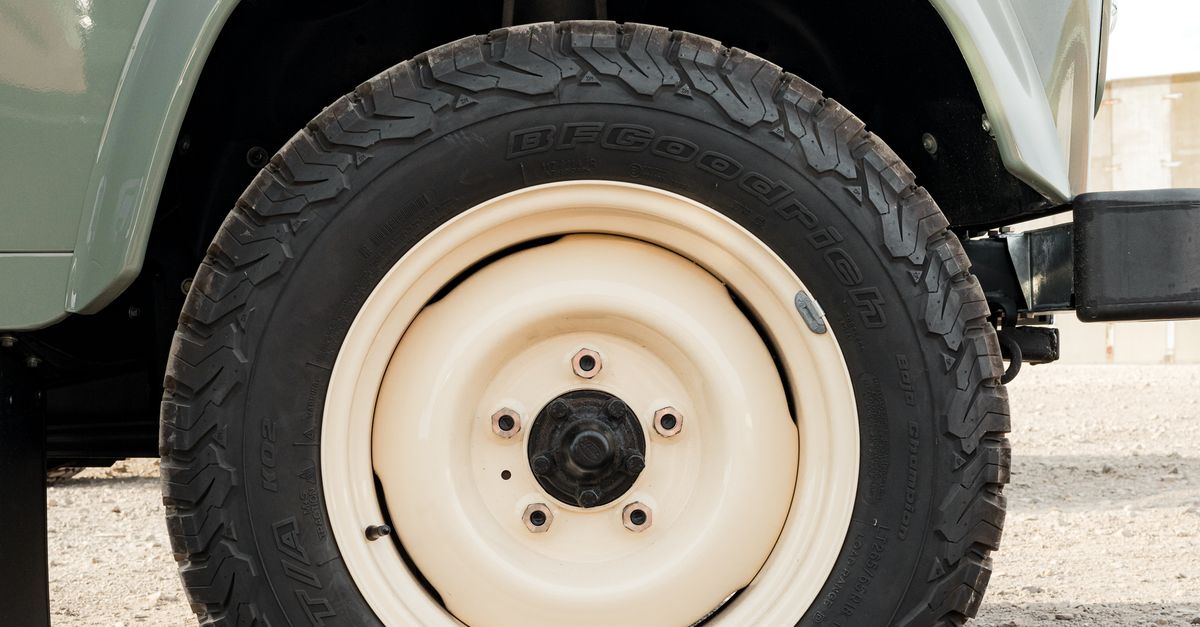 80s Offoad Rims Close-up of Vintage Off-Road Vehicle Wheel · Free Stock Photo