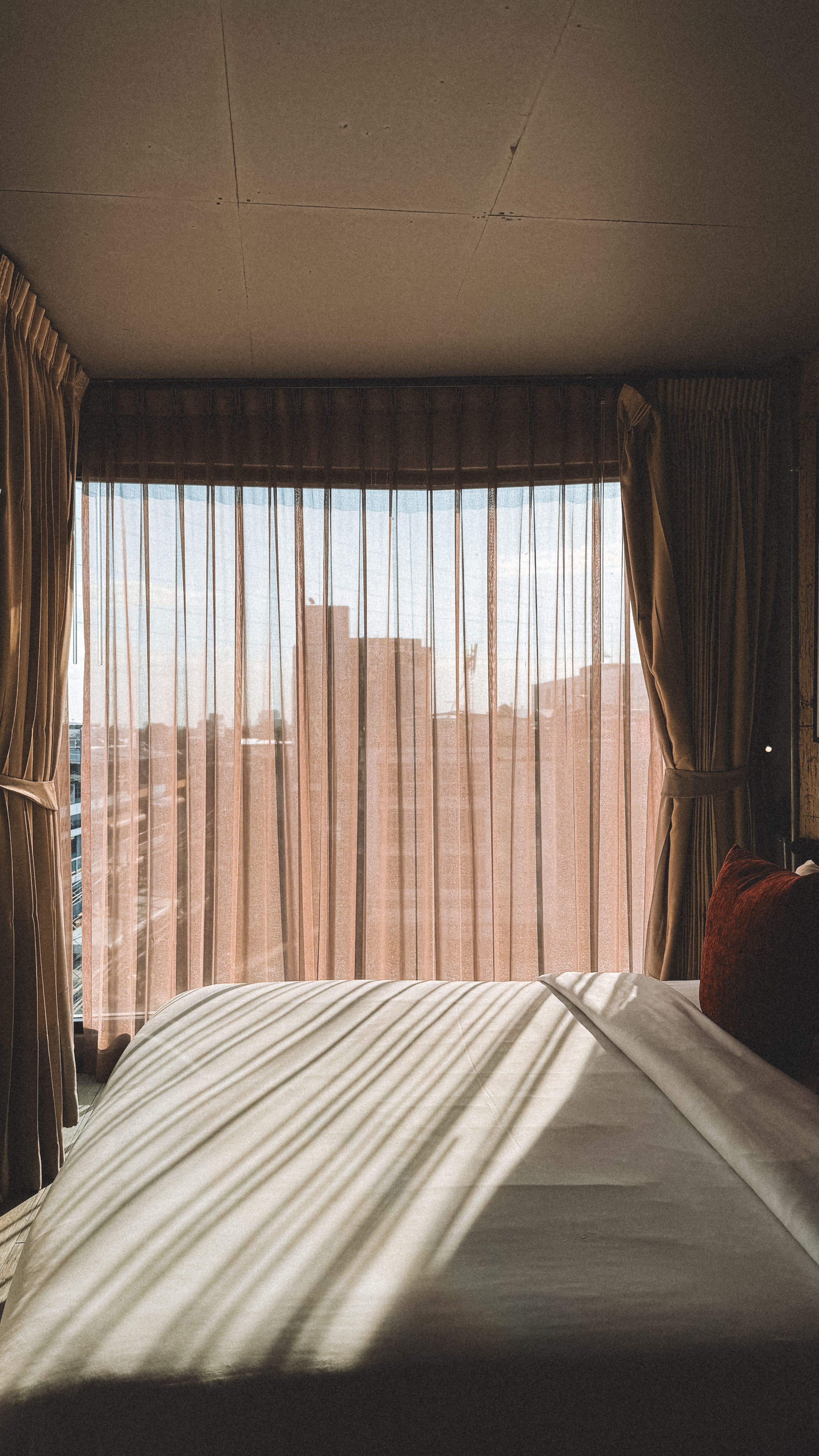 Cozy Urban Bedroom with City Views · Free Stock Photo - Urban City View Bedroom Design Inspiration