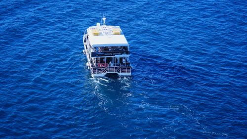 Free A detailed aerial image of a boat cruising through the deep blue ocean. Stock Photo