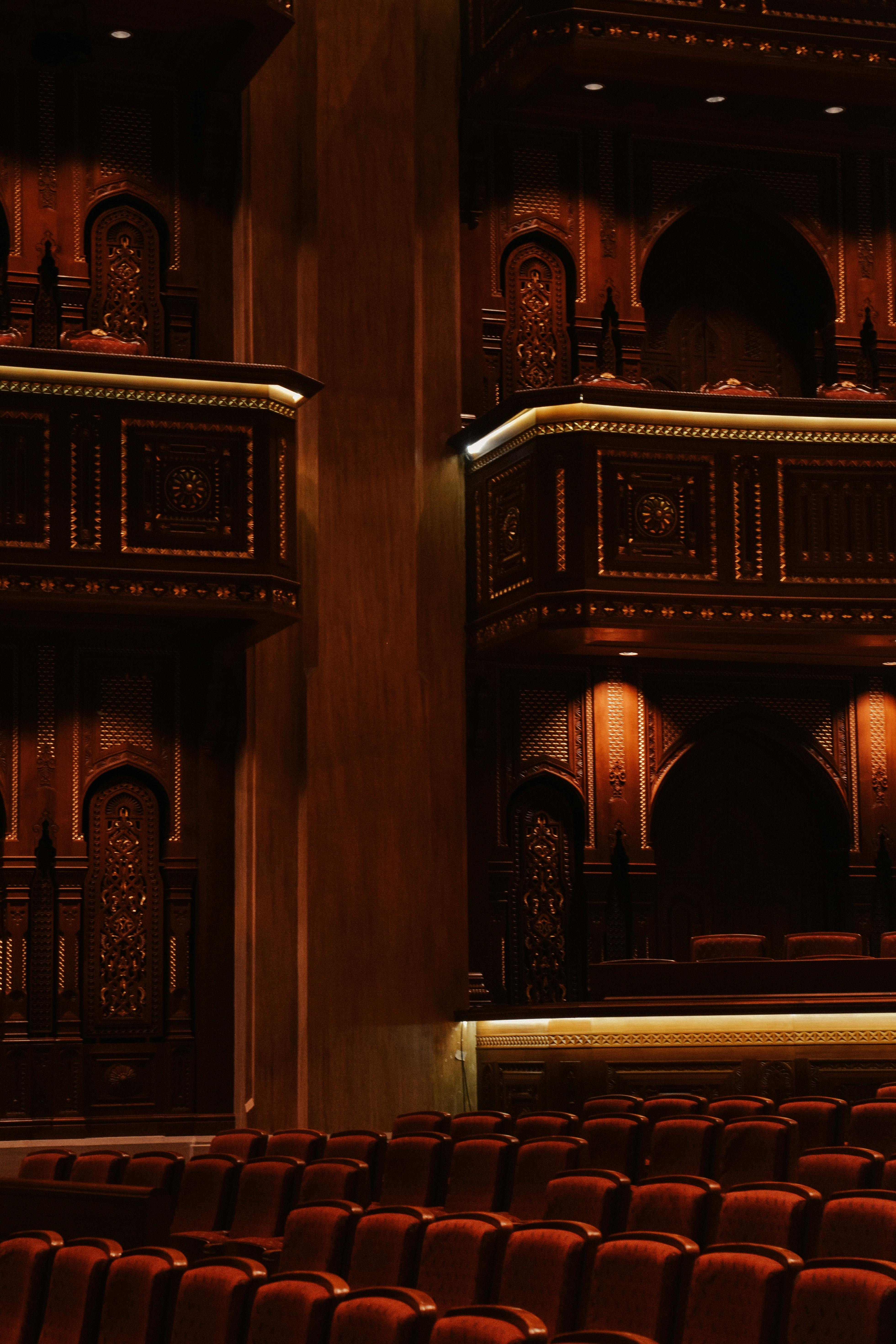 grátis Detalhes intrincados de madeira dentro da Royal Opera House Muscat com assentos luxuosos Foto profissional