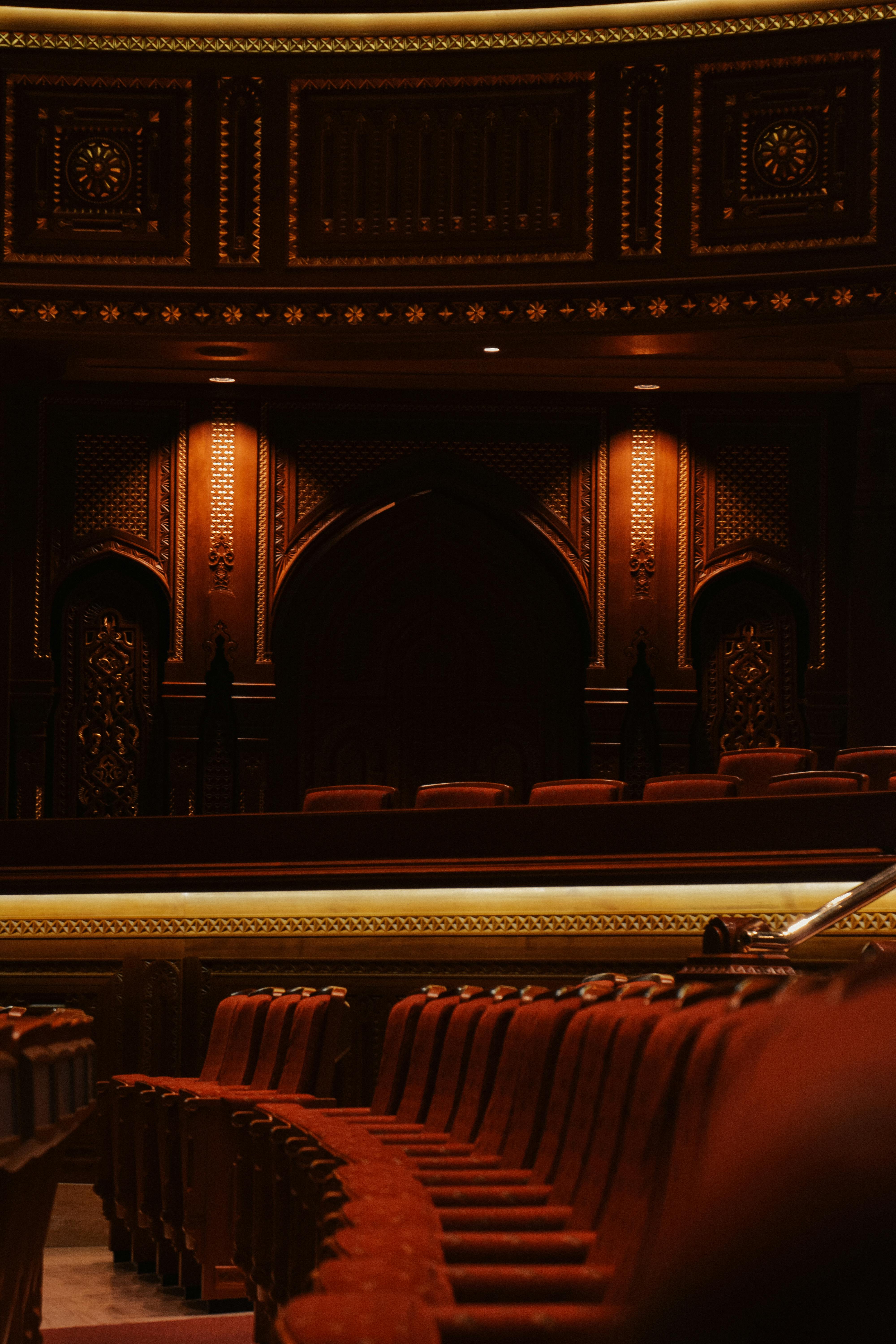 De franc Els seients i l'arquitectura luxosos de la Royal Opera House de Muscat, Oman, creen un ambient càlid i elegant. Foto d'estoc