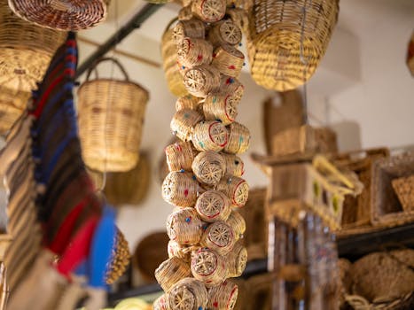Colorful woven crafts hanging in a Kahramanmaraş market stall showcasing local craftsmanship.