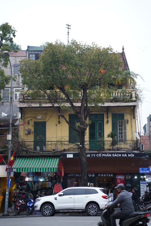 Free Charming street view of a historic building with bustling urban life. Stock Photo