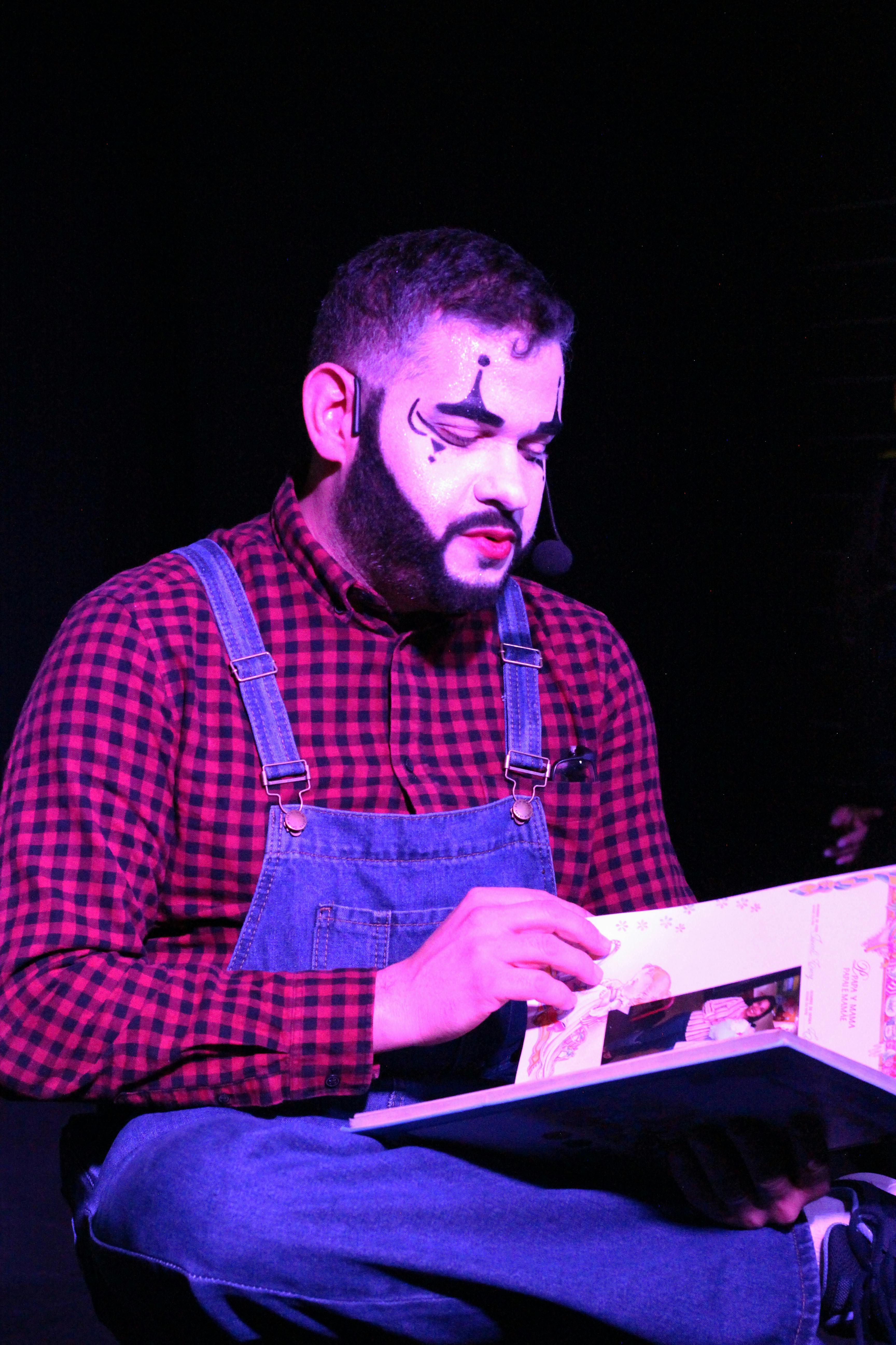 Bezpłatne Artysta w makijażu klauna czytający książkę na scenie w teatrze. Zdjęcie z galerii