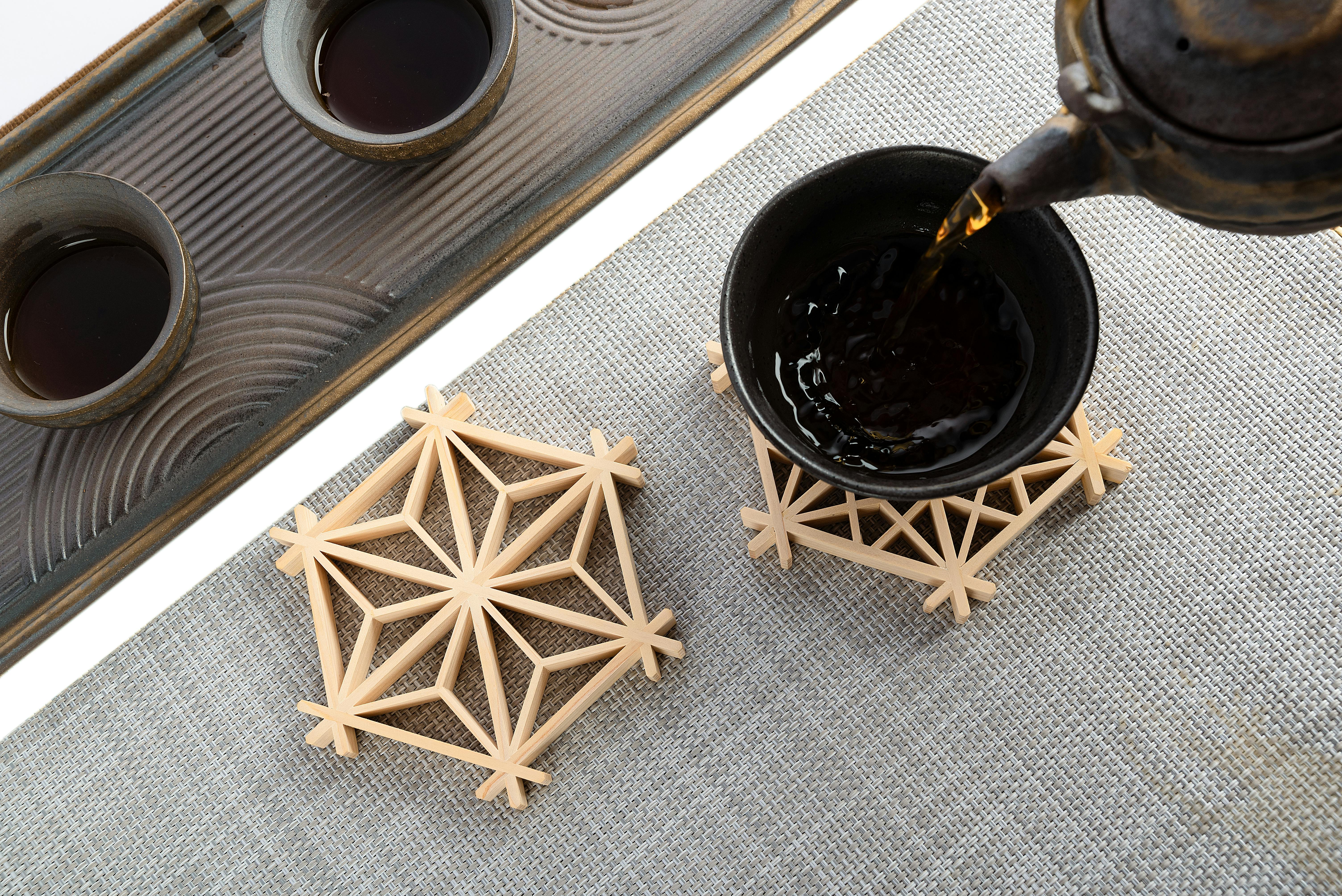 Gratis Elegante vista superior de una ceremonia tradicional del té con tazas y posavasos de cerámica. Foto de stock