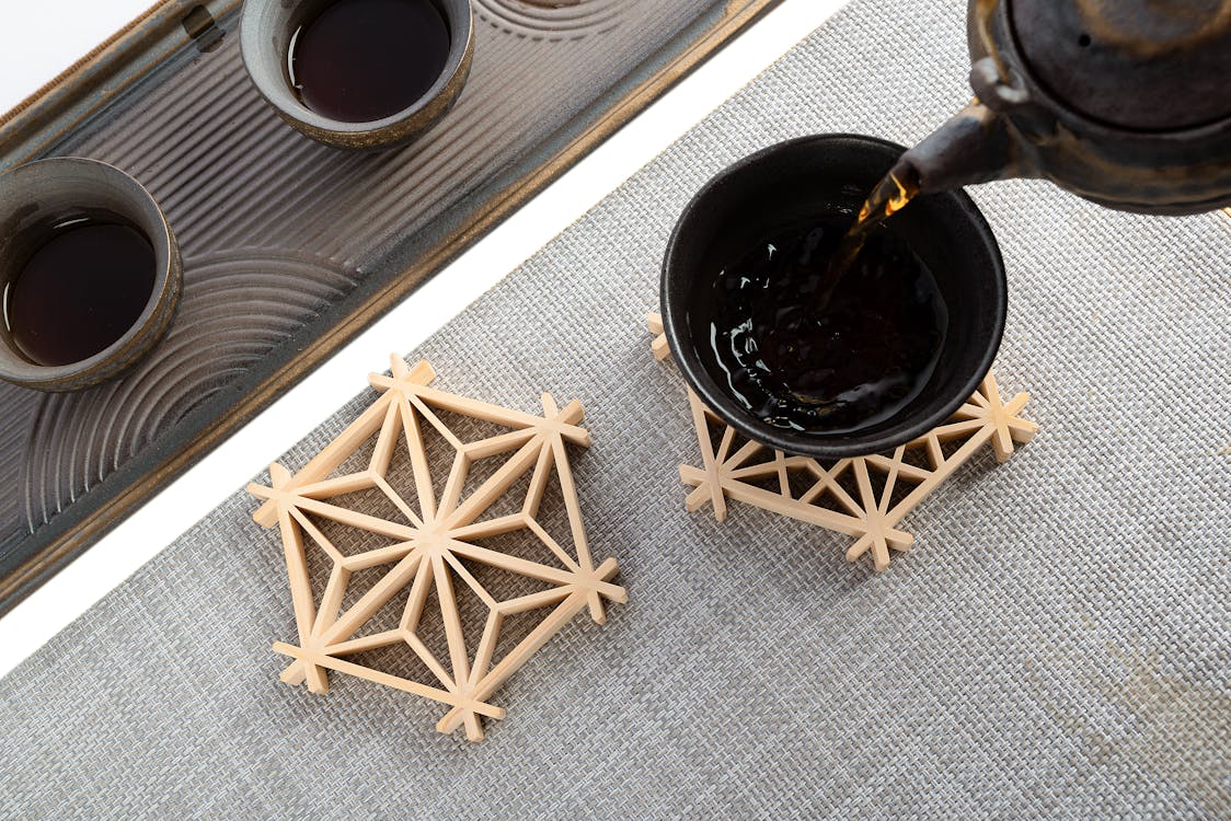 Gratis Elegante vista superior de una ceremonia tradicional del té con tazas y posavasos de cerámica. Foto de stock