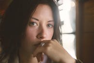 在室内的宁静中，捕捉到女人的体贴表情