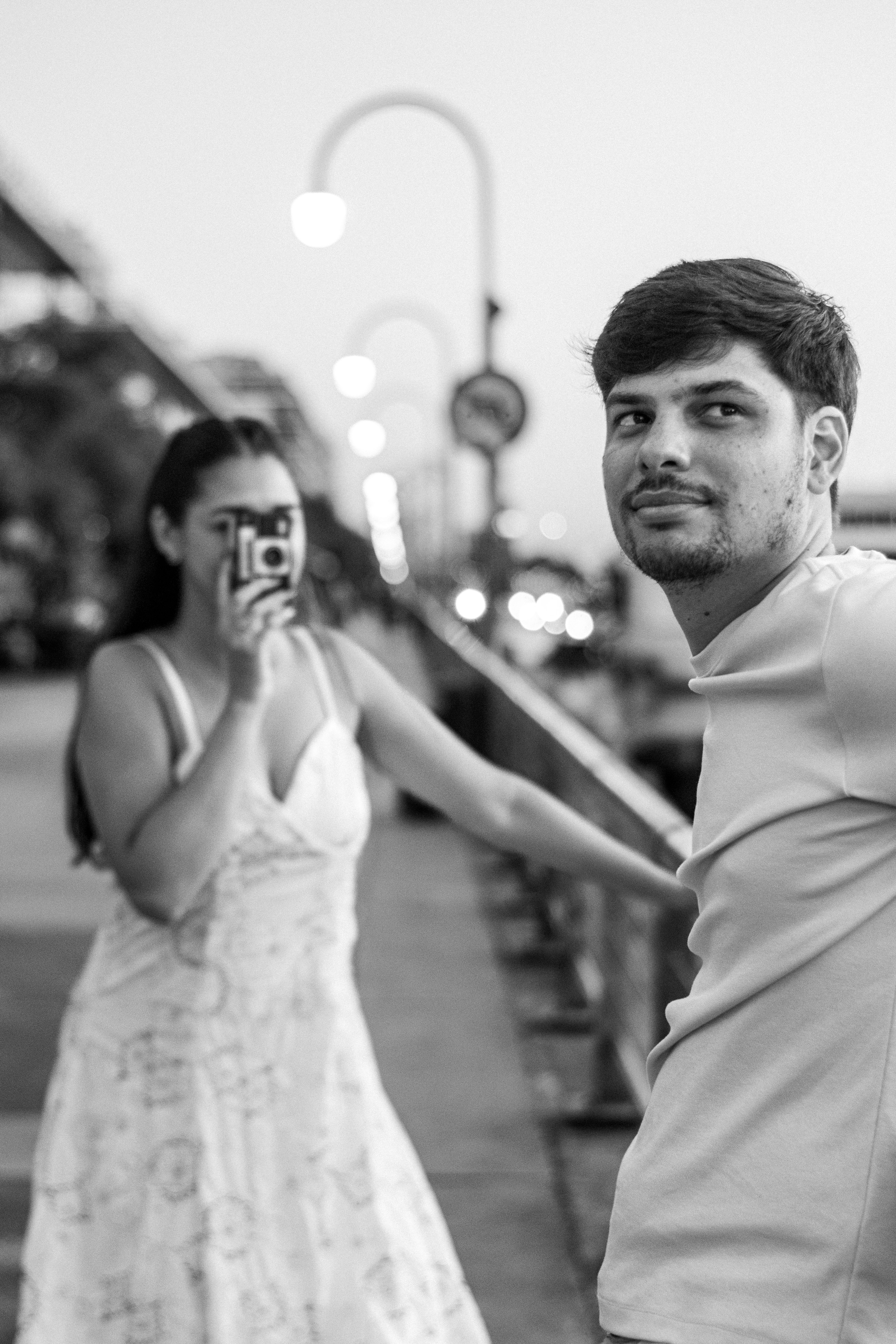 Monochrome image of a couple enjoying a walk by the waterfront in Buenos Aires.