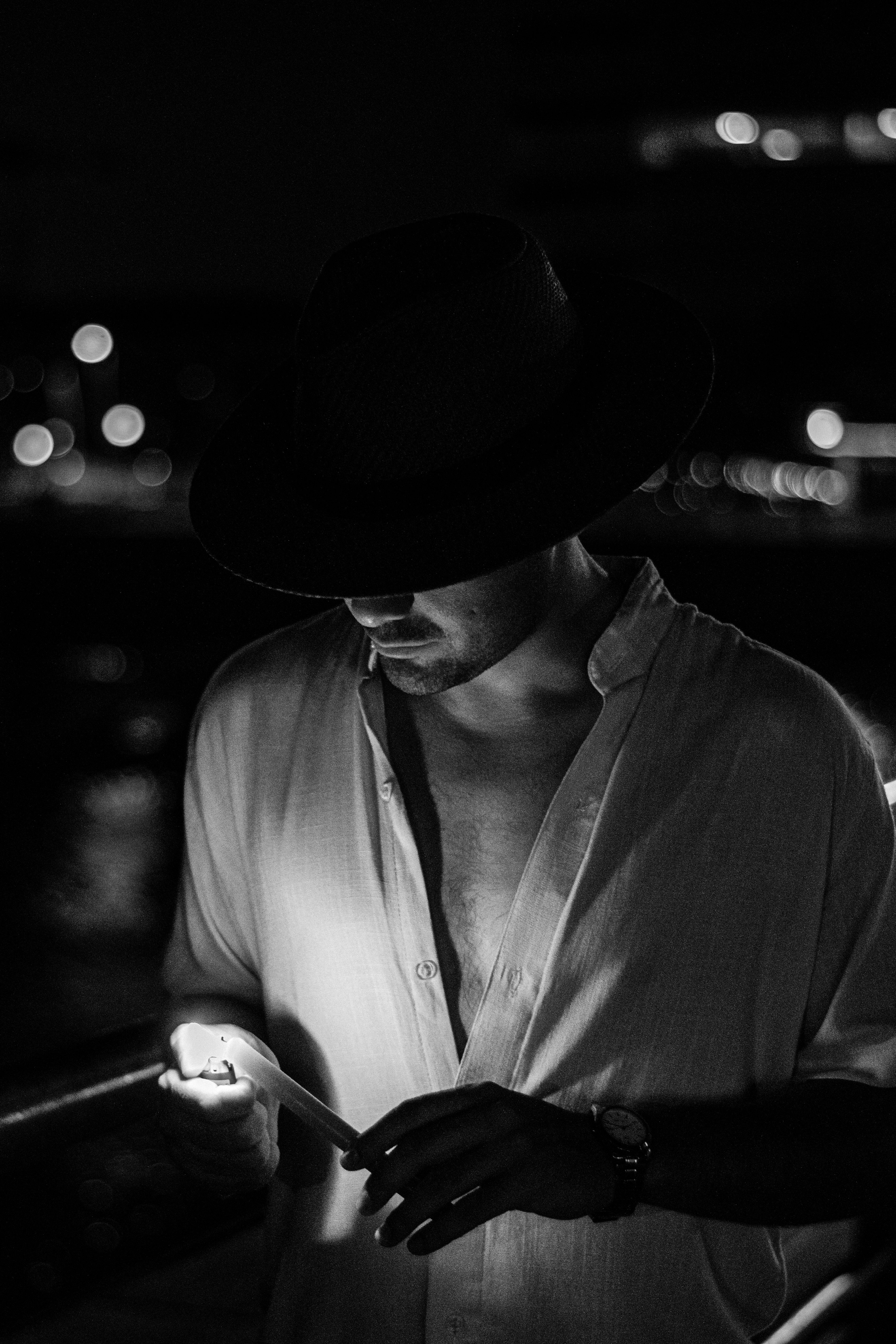 Retrato En Blanco Y Negro De Un Hombre Por La Noche · Foto de stock ...
