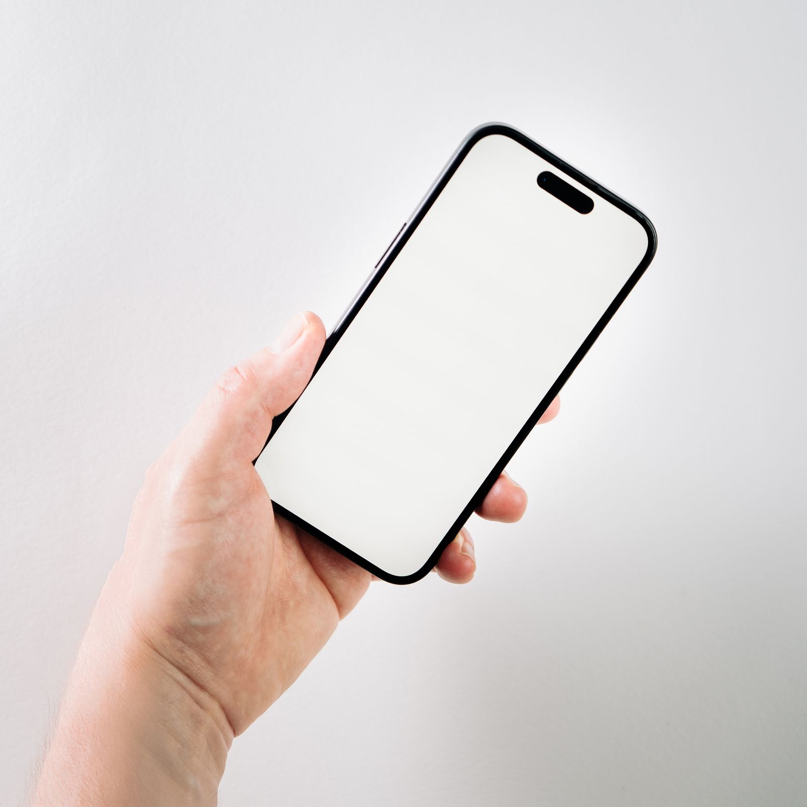 Hand holding a smartphone with a blank screen. Photo: Jakub Zerdzicki / Pexels.