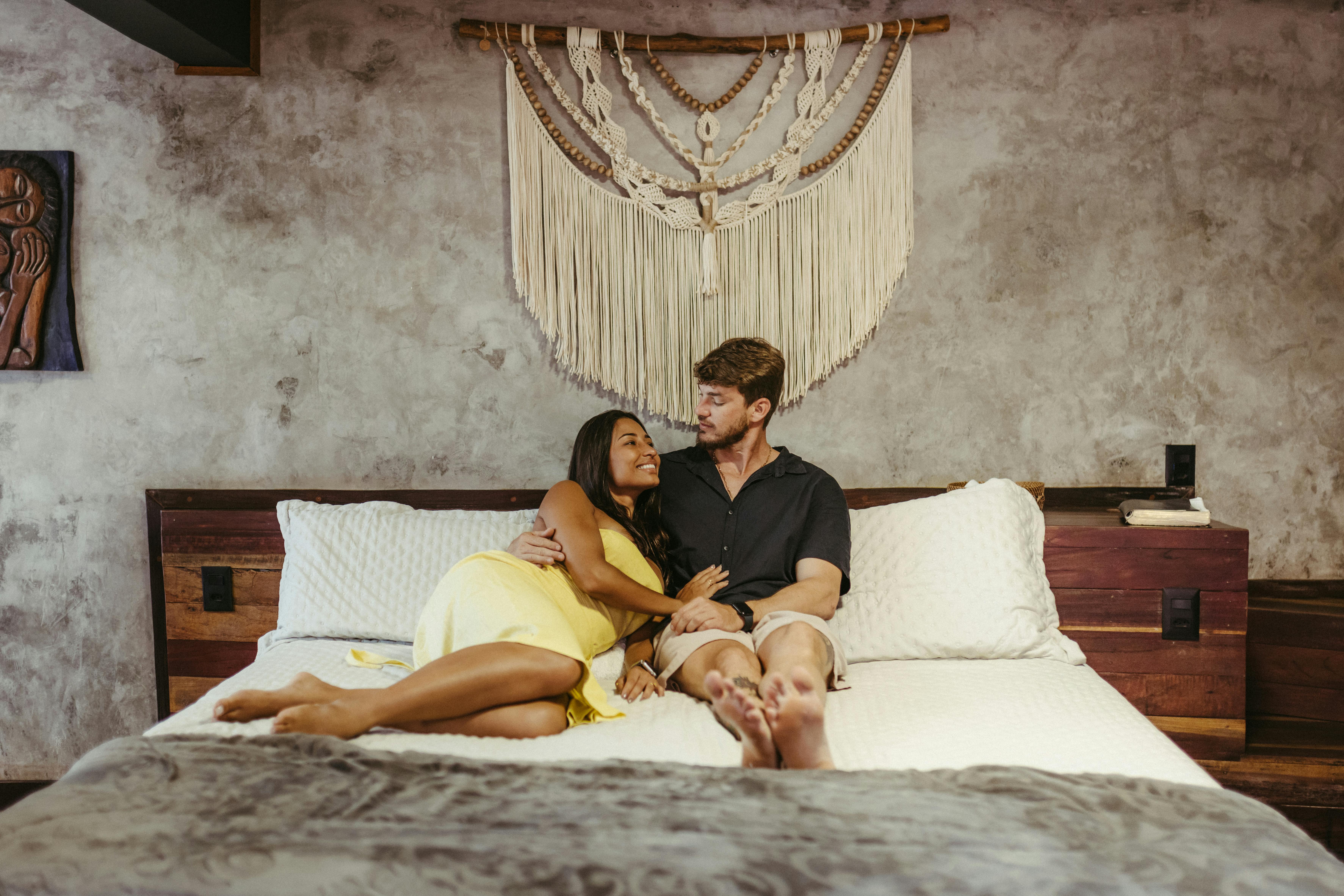 casal dormindo tranquilamente na cama