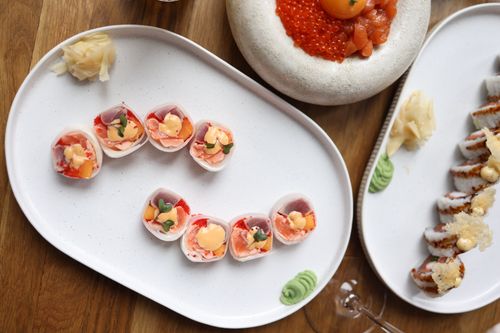 Free Artfully arranged sushi platter featuring fresh ingredients like salmon and roe. Stock Photo