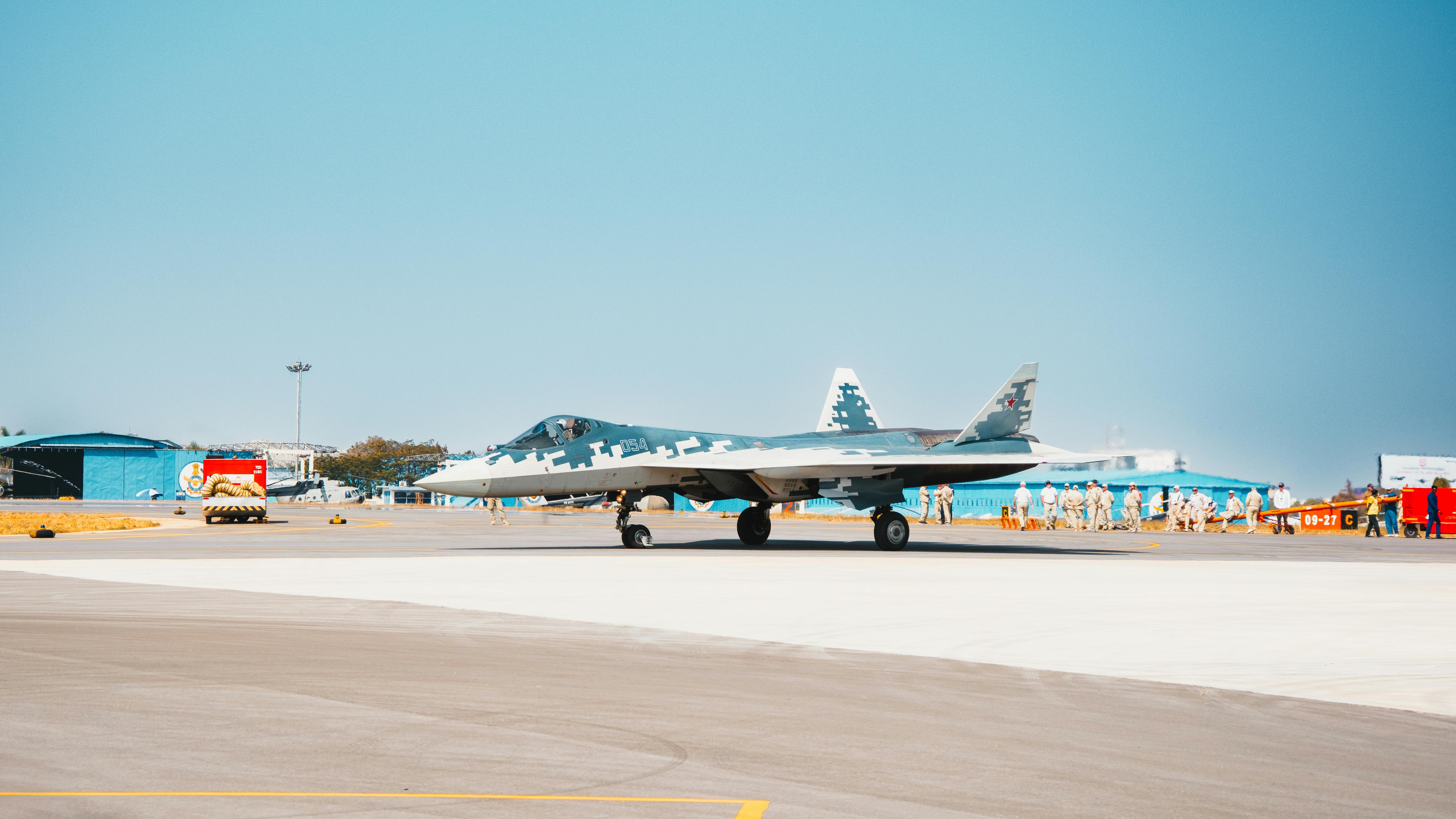 GUR din Ucraina anunță distrugerea unui Su-27UB rus pe aerodromul Armavir, generând panică și întreruperi de internet în Krasnodar.