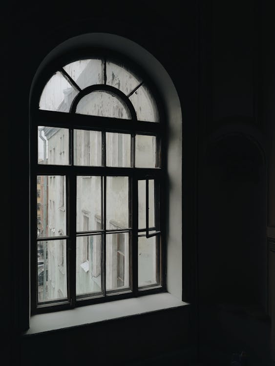 Cửa sổ kính cong là một trong những thiết kế độc đáo và đẹp mắt nhất trong kiến trúc. Hãy thưởng thức những bức ảnh về cửa sổ này và tận hưởng cảm giác thoải mái và sang trọng khi nhìn qua những khung cửa.