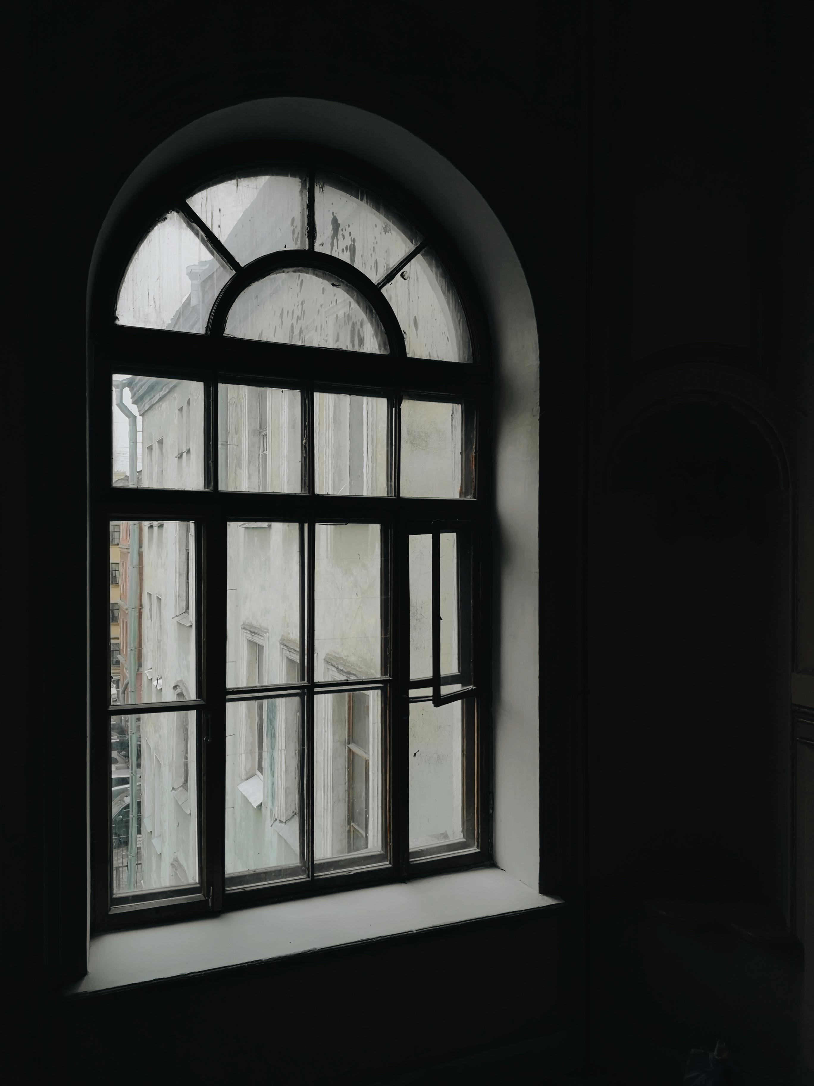 Cửa sổ kính vòm trang trí tinh tế, tạo nên một không gian sang trọng và ấn tượng. Bạn sẽ bị thu hút ngay lập tức bởi vẻ đẹp độc đáo của cửa sổ này. Hãy nhấp chuột để khám phá những hình ảnh đẹp mắt liên quan đến cửa sổ kính này.