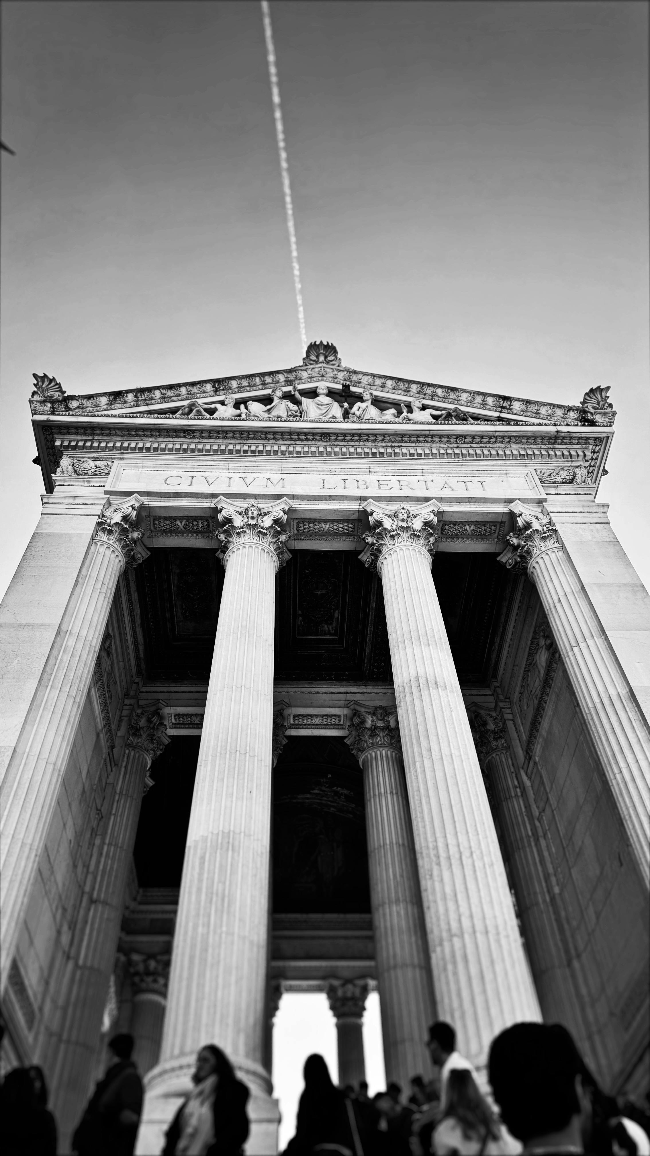 Majestuoso Templo Romano En Blanco Y