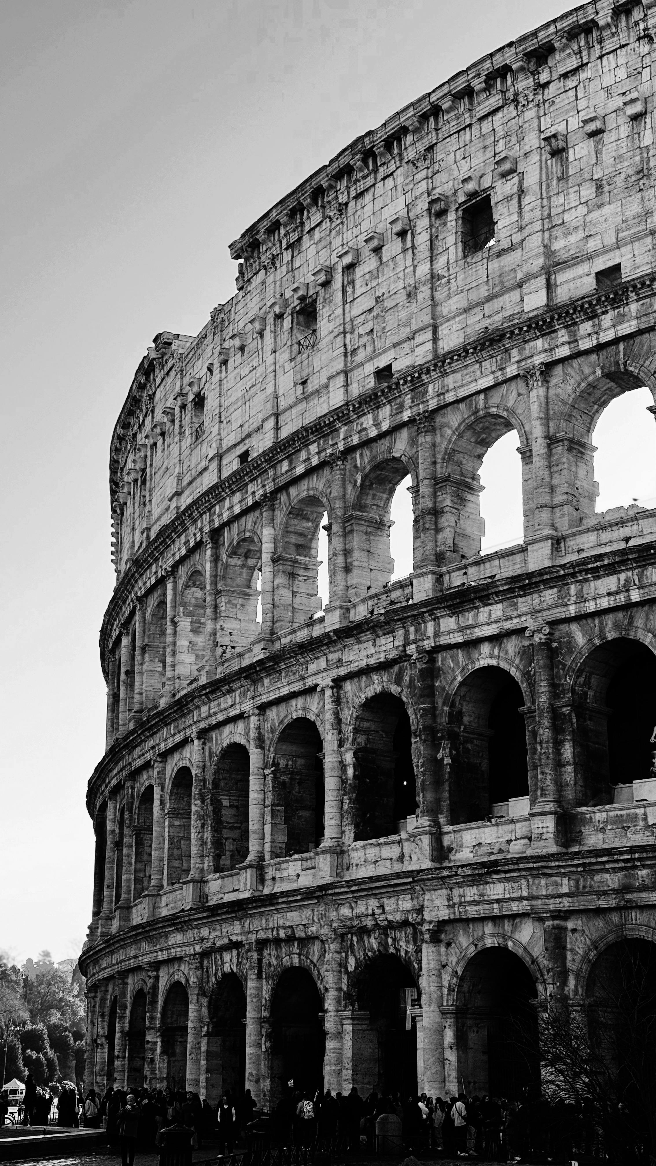 Gratis Klassisk svart-hvitt-bilde av Colosseum som fremhever dens arkitektoniske storhet. Arkivbilde