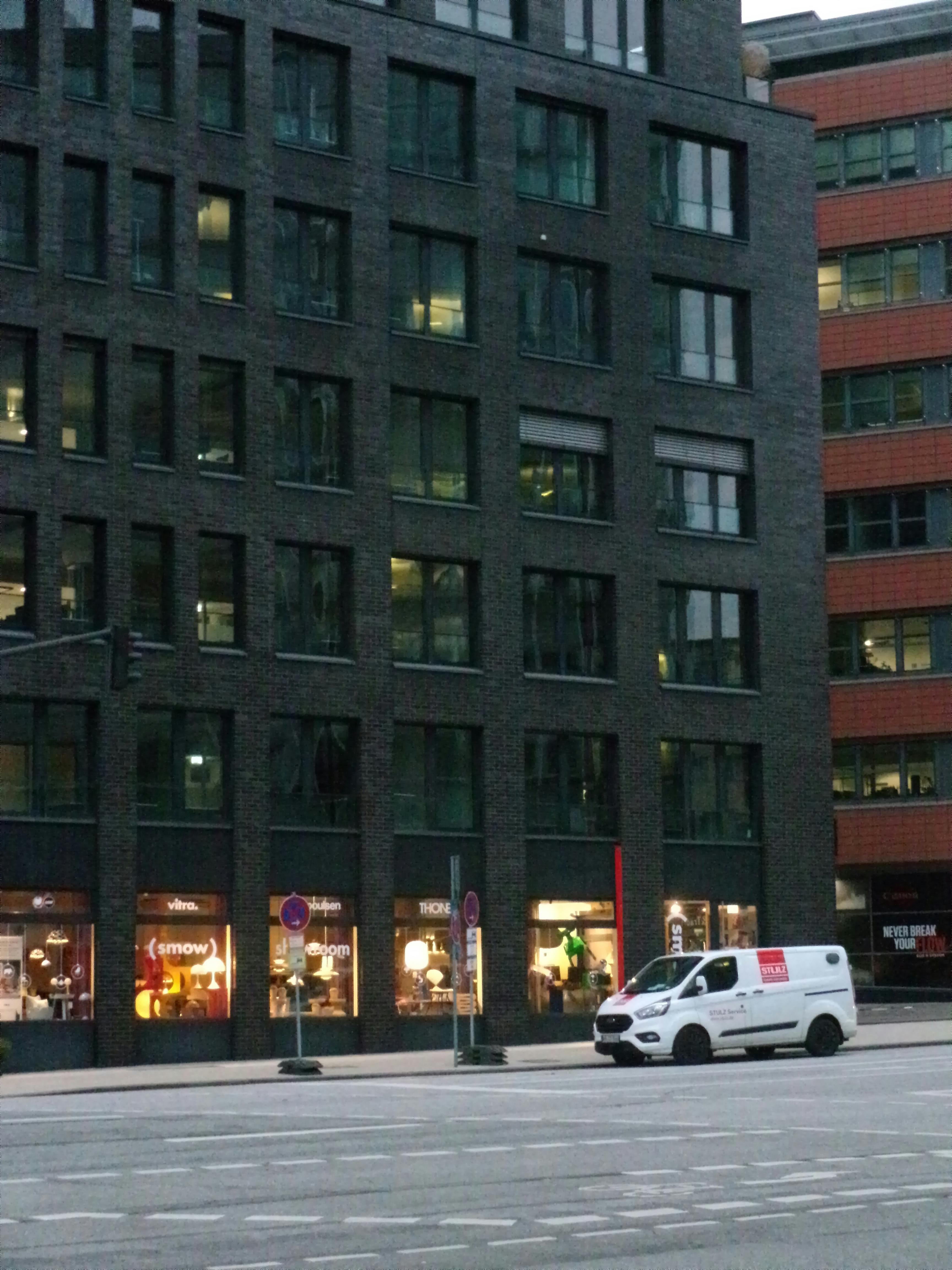 Gratis En travl gade i Hamborg med moderne bygninger og byliv i skumringen. Lagerfoto