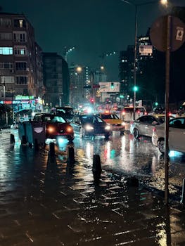Capture of bustling nighttime traffic on a rainy street in Istanbul, Türkiye.