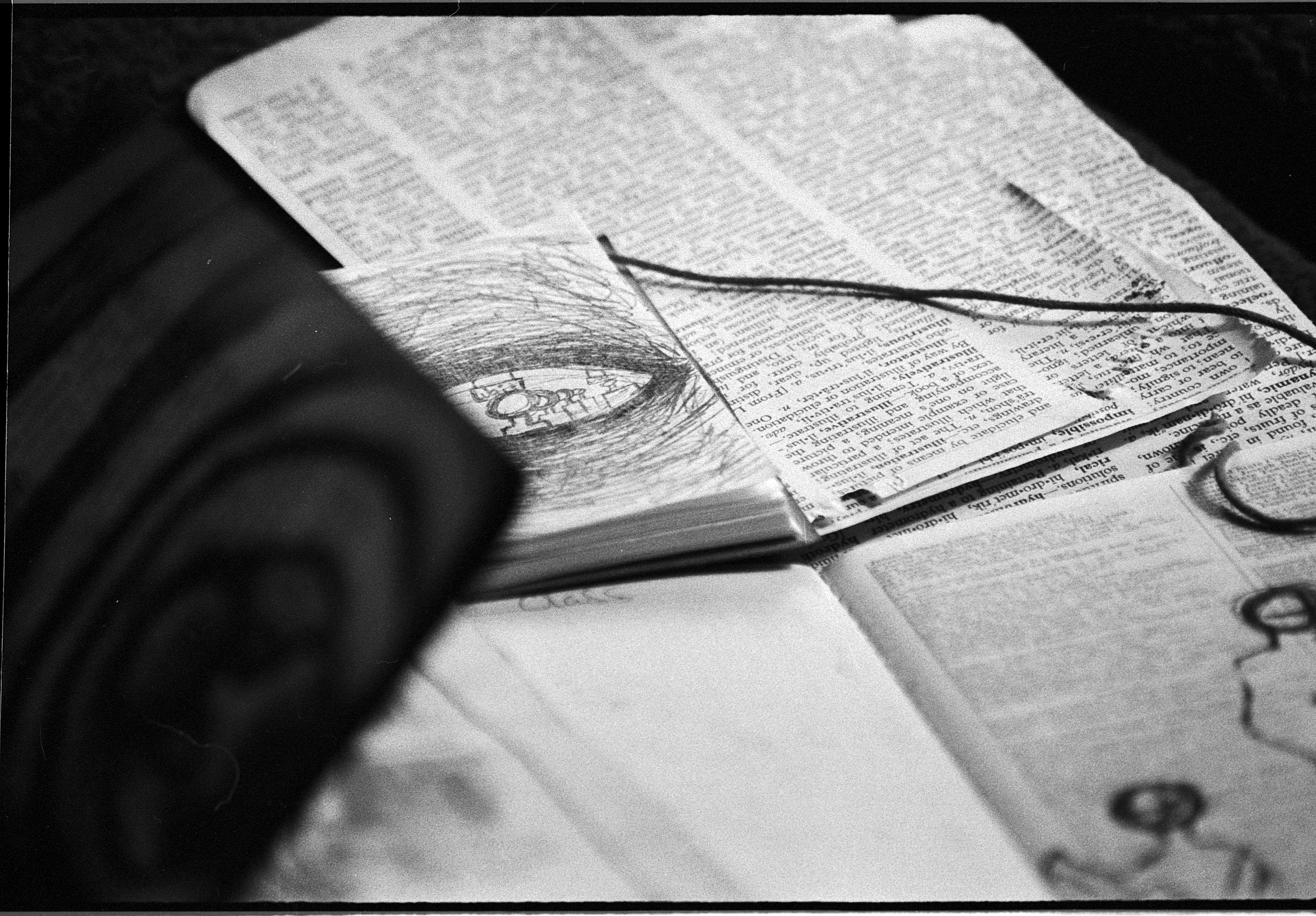 bezplatná Černobílá fotografie knih a náčrtů na stole dodává vintage a umělecký dojem. Základová fotografie