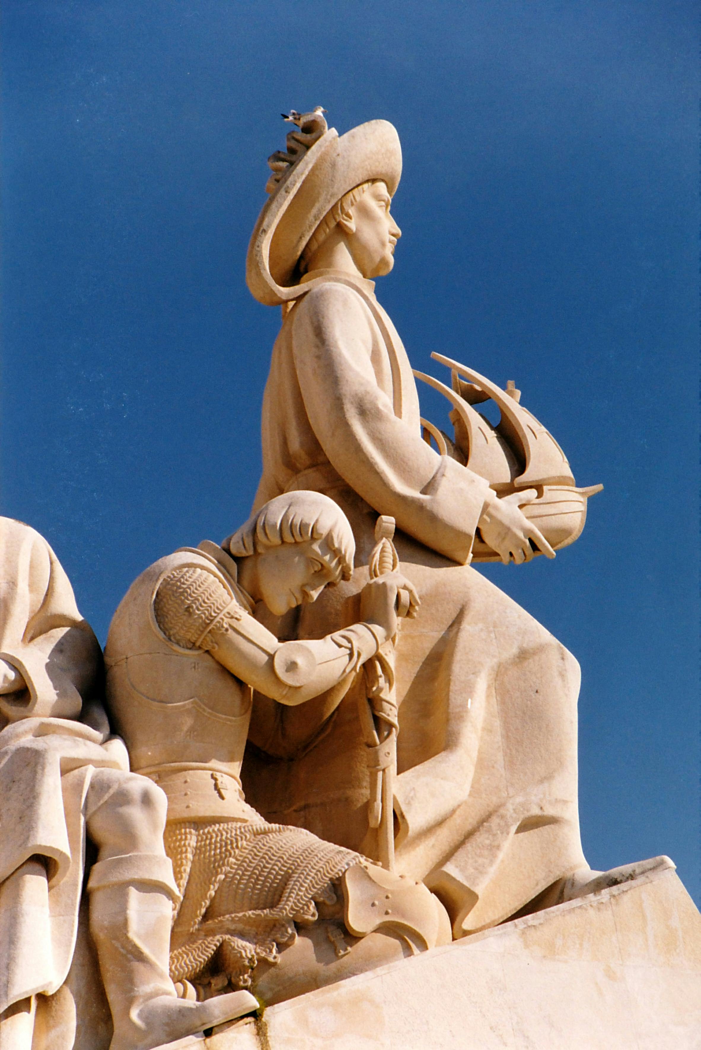 [ColoSach]-statue-detail-from-monument-of-discoveries-in-lisbon-against-a-vibrant-blue-sky.