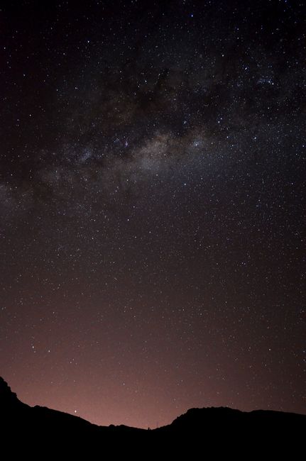 Fotomural Impresionante vista de la Vía Láctea sobre Cajamarca, Bolivia, bajo un cielo nocturno claro y estrellado.