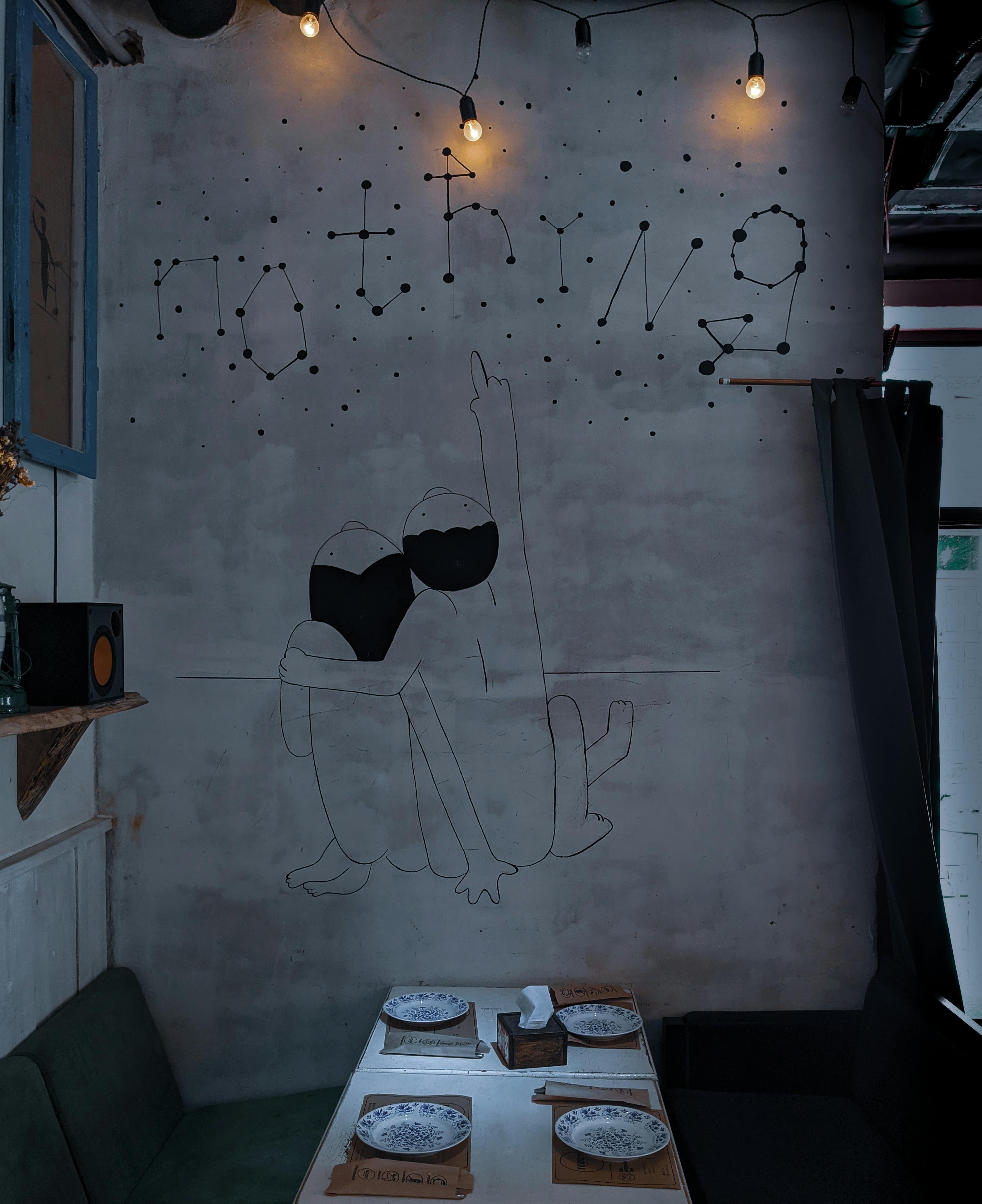 Mural con lettering minimalista en la pared de un restaurante