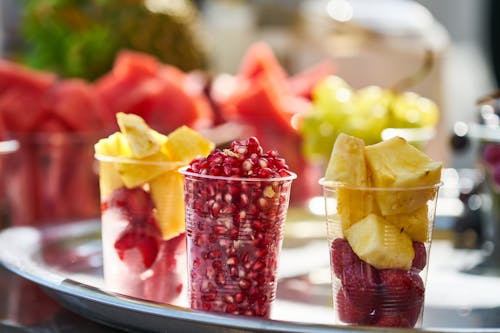 Foto De Close Up De Frutas Fatiadas Em Um Copo De Plástico