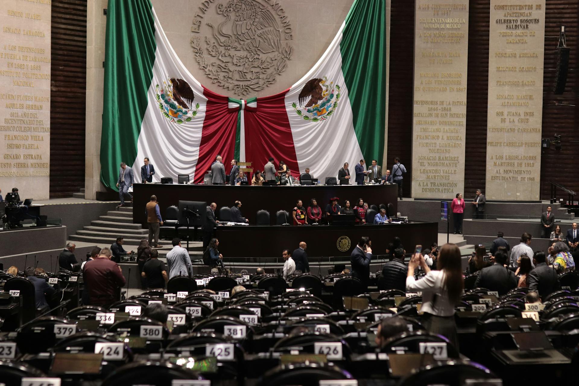 Inside view of the Mexican Chamber of Deputies with officials and attendees during a legislative session.