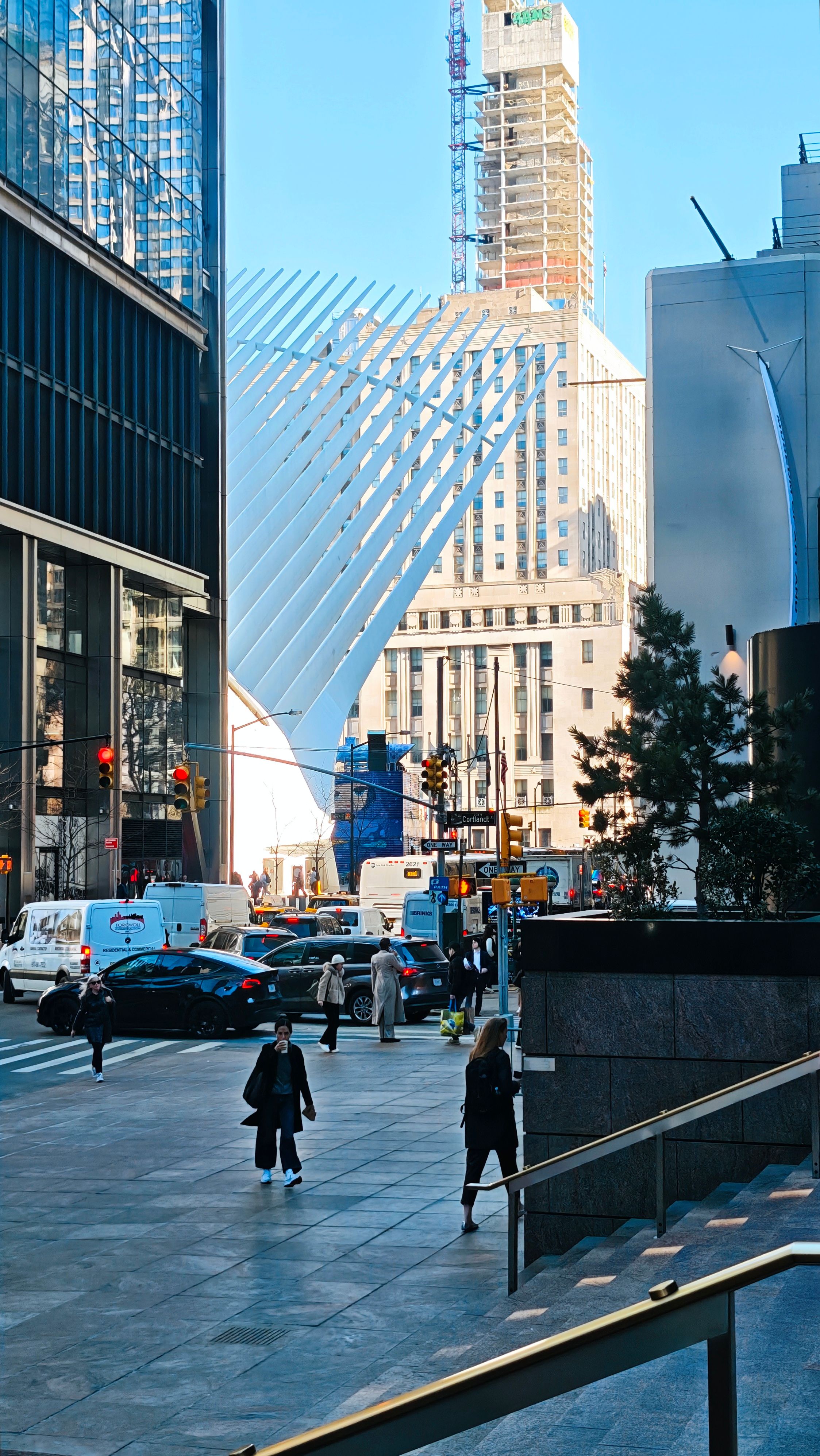 Urban Street Scene with Modern Architecture · Free Stock Photo