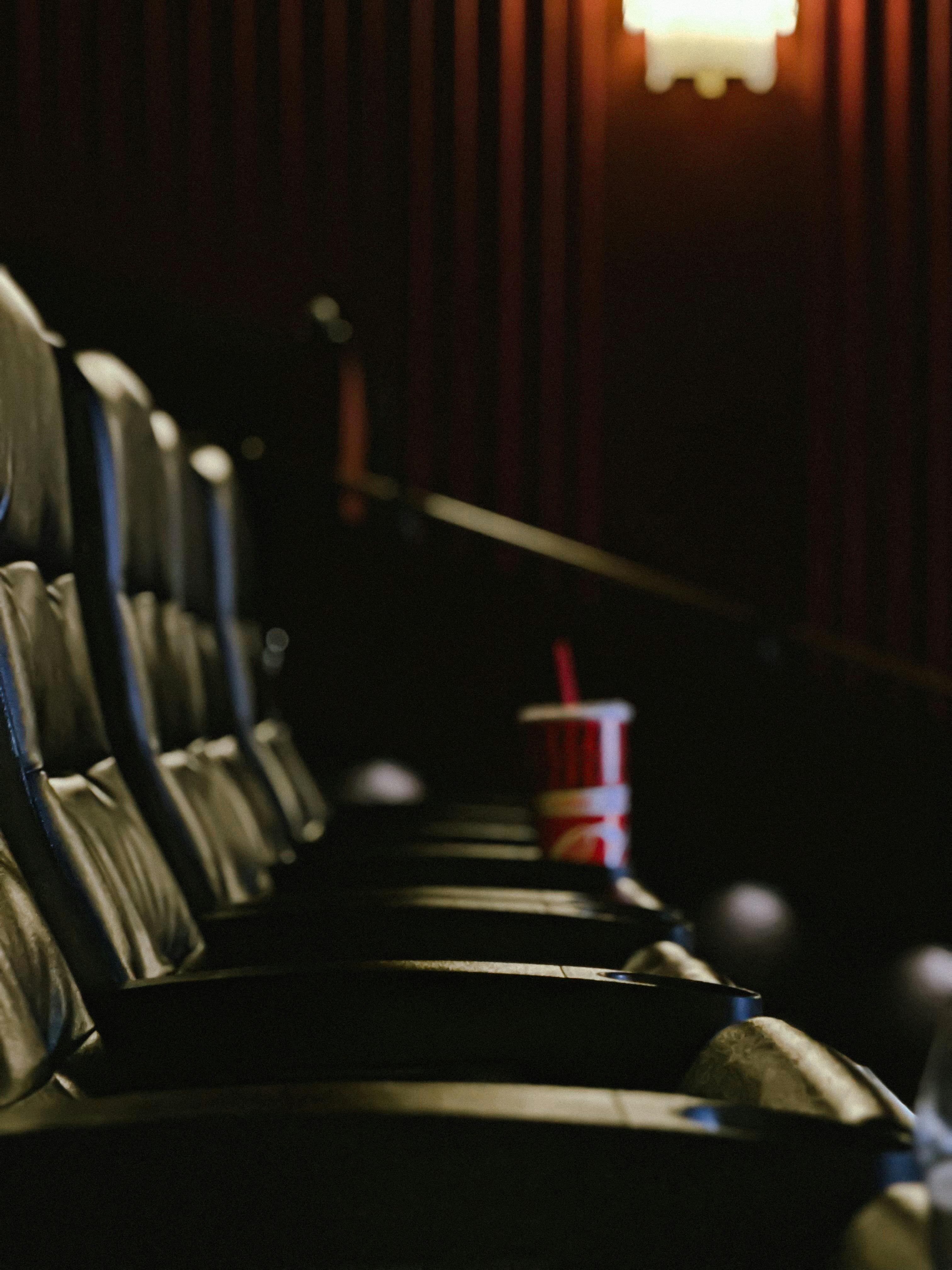 Gratis Asientos De Cine Vacíos Con Baldes De Palomitas De Maíz Foto de stock