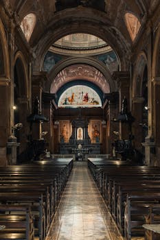 探索一座历史悠久的大教堂，感受其宁静华美的内部空间，欣赏彩色玻璃与精美的建筑细节