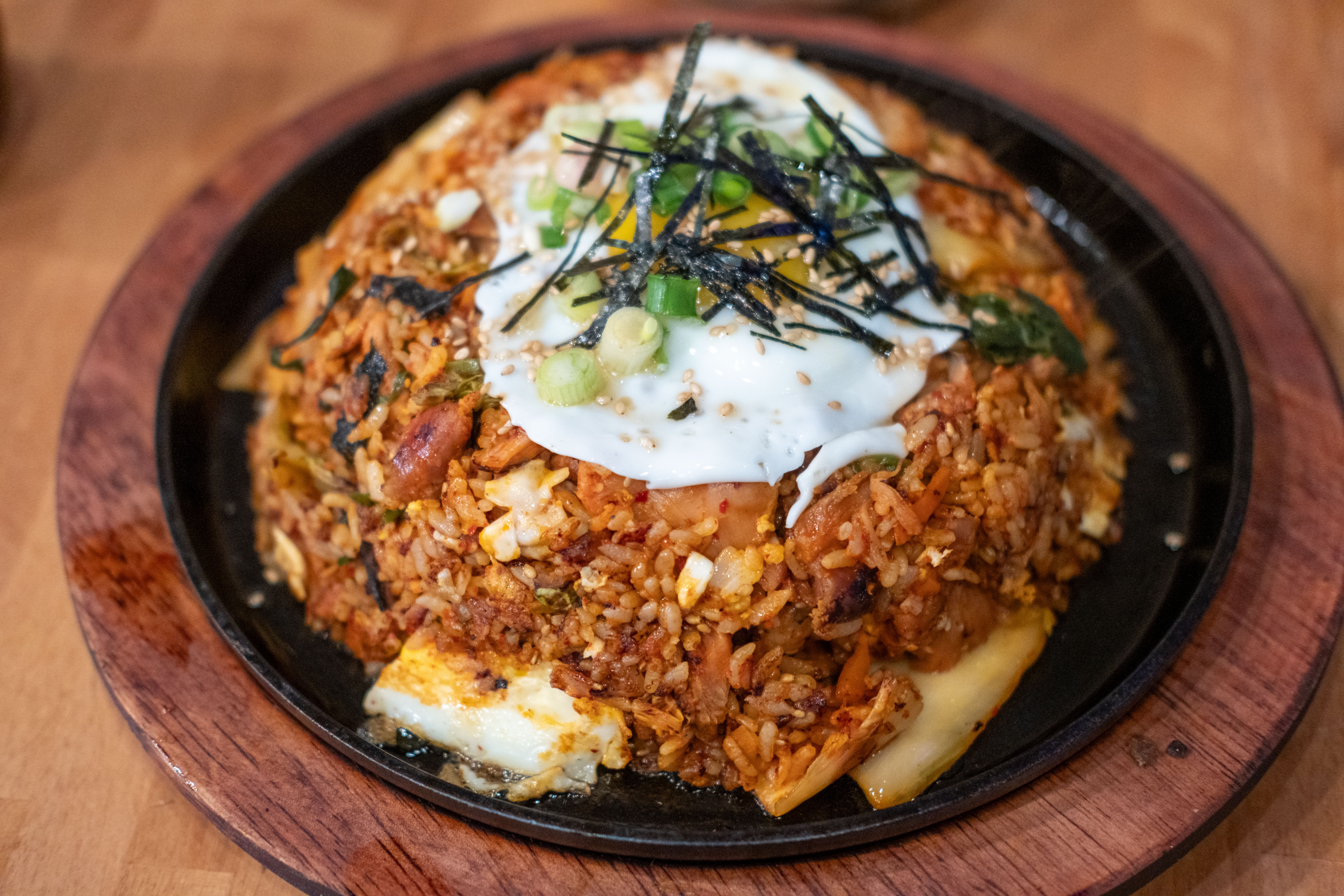달걀과 김가루를 올린 한국식 볶음밥