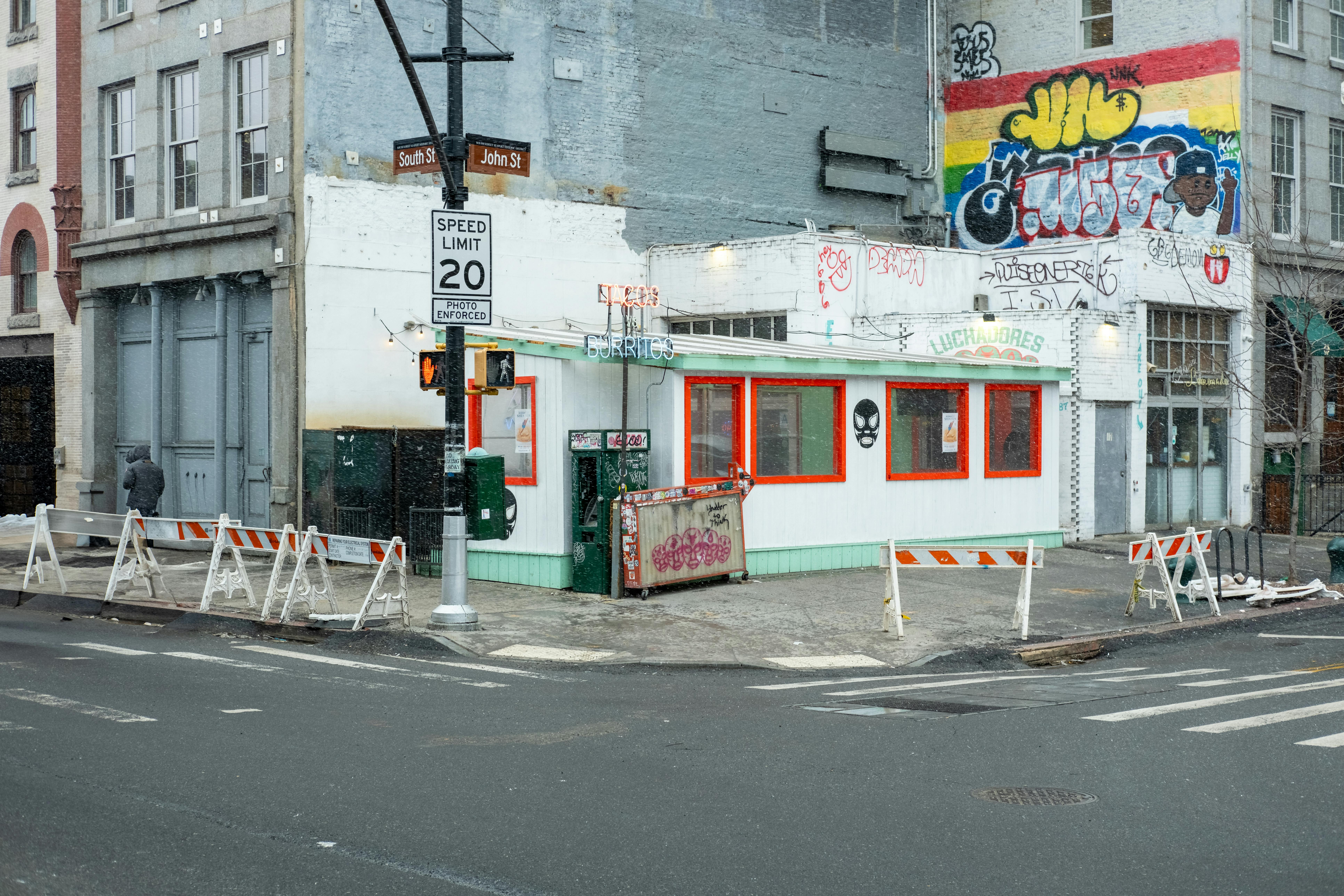 Miễn phí Góc phố phủ đầy tuyết với quầy bán burrito và hình vẽ graffiti ở Thành phố New York. Ảnh lưu trữ