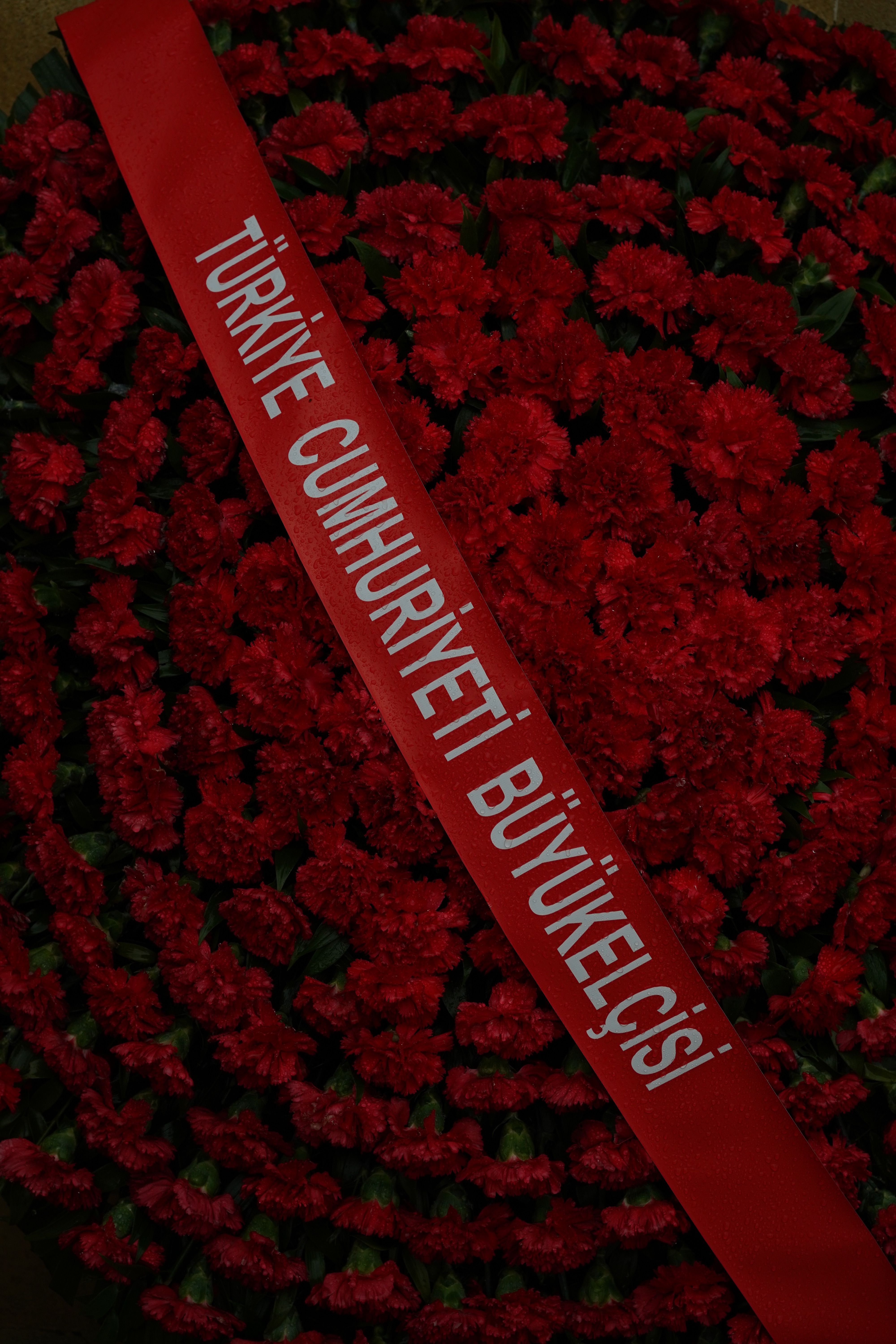 A wreath of red carnations with a Turkish ribbon showcasing national pride.