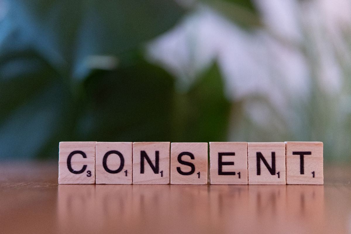أحرف خشبية تشكّل كلمة Consent