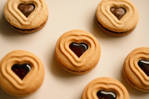 Keep Biscuits Crisp in Humid Air with Rice-Grain Trick