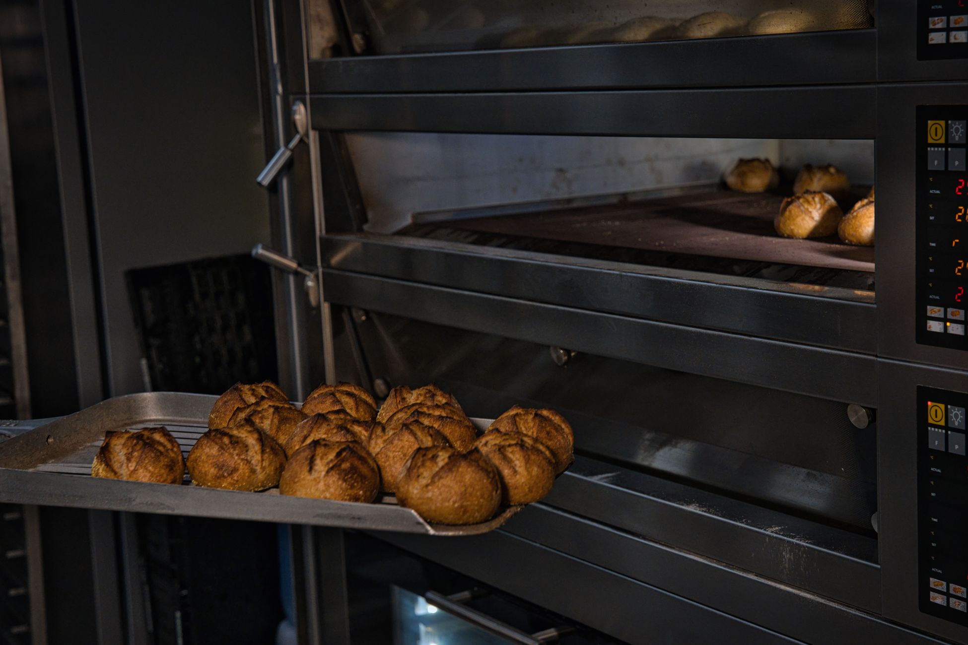 Moeder bakt brood te midden van dagelijkse hectiek