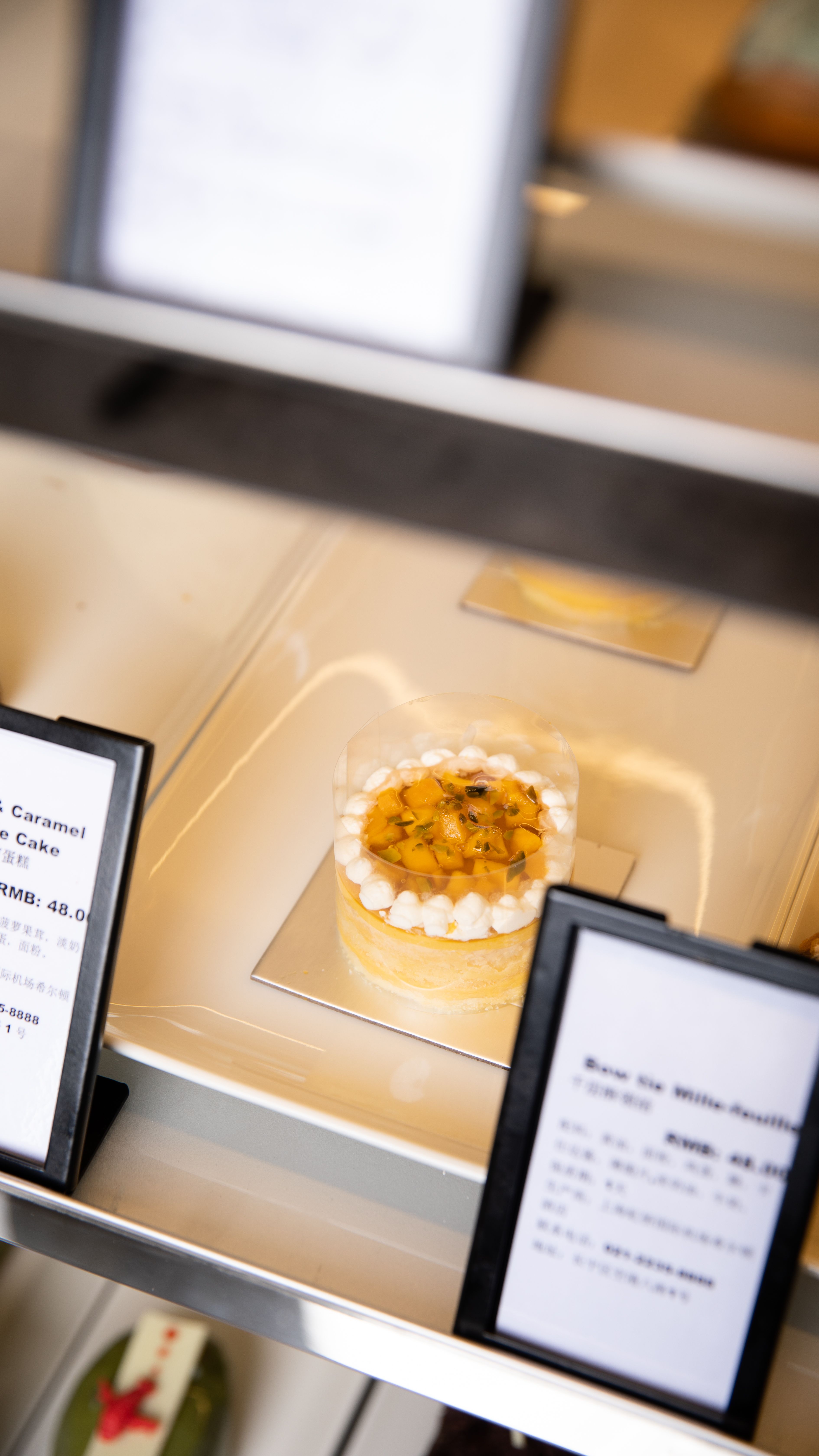 Kostnadsfria Läckra gourmetbakelser som visas i ett bagerifodral, perfekt för dessertälskare. Stock foto