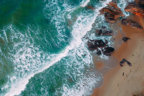 白天，海岸的鸟瞰图